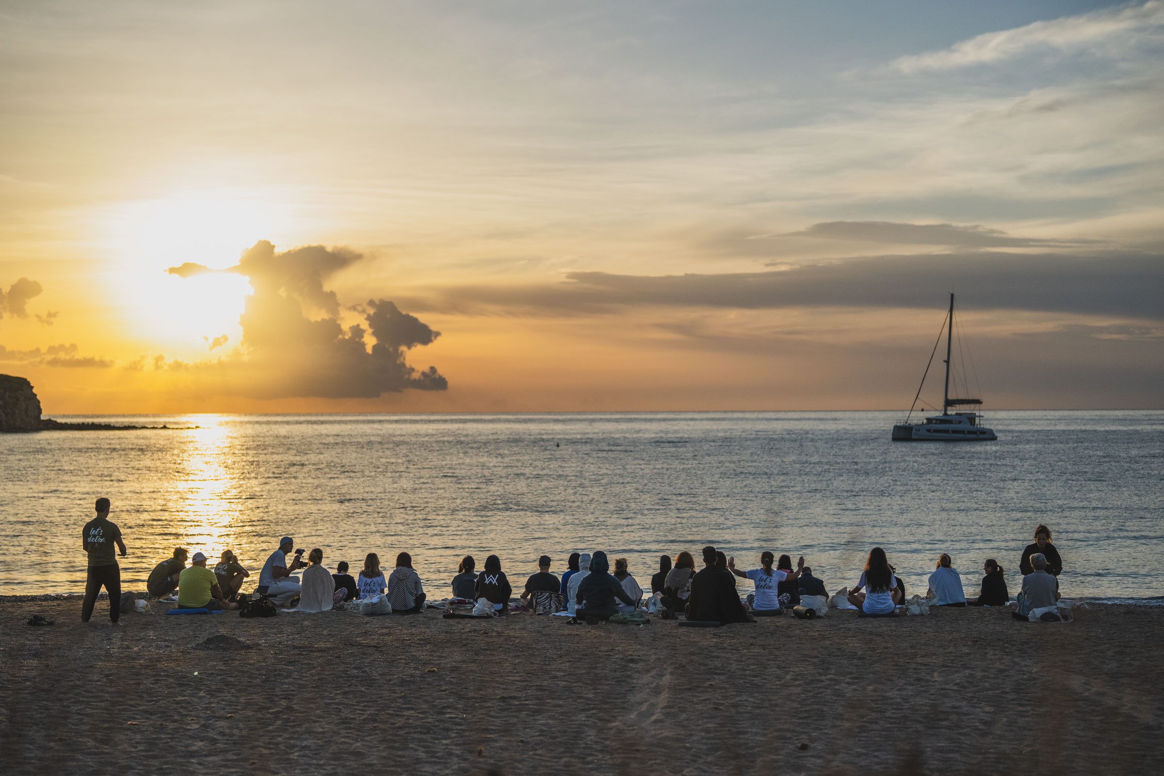 Il gruppo RESET in respiro sulla spiaggia di Chia all'alba